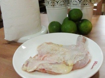 step2: <span class="group_2">材料</span>：去骨雞腿一支，檸檬半顆