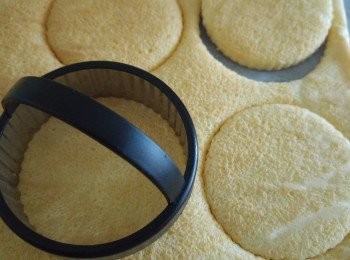 step6: 準備圓形切割器切出蛋糕備用。