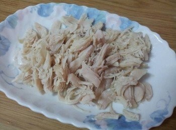 step7: 蒸熟後的雞柳 , 用叉子把雞肉給折開備用