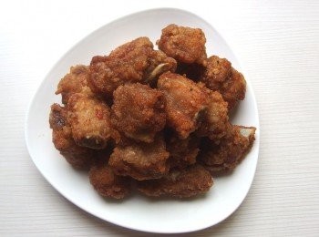 step5: 喜歡吃酥脆的口感,第二次回鍋炸時,將油溫升高至180度C,(入鍋炸約20-30秒)將排骨酥裡的水份炸出即可。