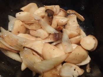 step2: 加入杏鮑菇翻炒一下,過程中杏鮑菇會遇熱而釋放出水份,這時請使用中火做拌炒。