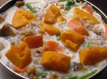 step8: 再加入約100cc鮮奶慢火燉，並放入南瓜一起燉煮