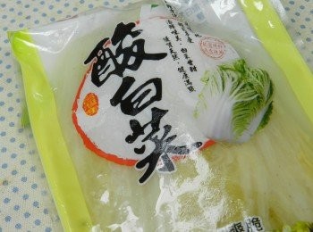 step4: 市售酸白菜一包，汁液先倒入碗內，將白菜取出