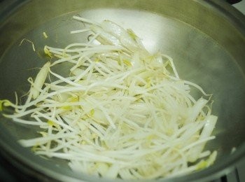 step2: 熱鑊後下油，先炒洋蔥三分鐘至軟身，然後下芽菜快炒兩分鐘