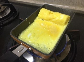 step5: 待第2層蛋凝固，今次向上由大蛋卷開始向下卷起