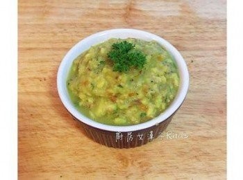 step4: 完成後加入少許切碎的巴西里葉混勻，試味道調整即可。酪梨莎莎醬完成.