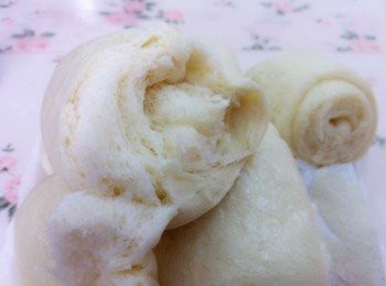 step5: 溫馨提示； 
包子怕水蒸氣掉入，可以用乾布蓋住包子表面，布盡量不要沾到包子即可。 
包子表面抹上一層薄薄的牛油，蒸出來的包子皮不會乾燥，感覺亮麗光滑。 
烘焙紙底部最好抹上一層薄薄的牛油，這樣蒸出來的包子不會粘住。
蒸好的饅頭不要緊張把鍋蓋打開，讓饅頭靜靜的待在鍋內約3分鐘，才慢慢的把鍋蓋打開，取出饅頭。