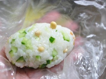 step4: 把松子一顆顆塞入飯糰外圍(想吃多少就塞多少)