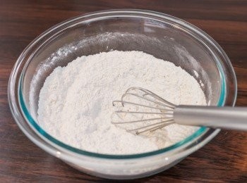 step2: 批皮做法： 於大碗中，拌勻低筋麵粉、粟粉、砂糖和鹽，拌散粉粒。