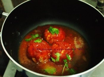 step4: 熱鍋少油起鍋, 放入肉球略煎, 倒入茄汁, 白醋, 黄糖, 老抽, 芫荽, 熱水; 慢火焗煮20分鐘至收汁 完成
