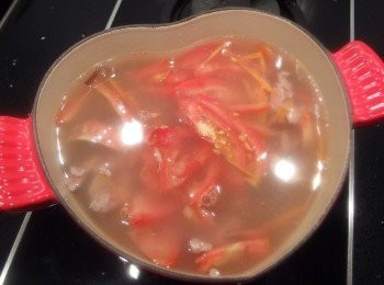 step3: 放入肉絲及蕃茄煮滾...