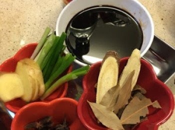 step1: 蔥切段，薑切片，其他乾香料放到袋子裡包好。