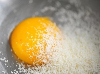 step1: 將蛋黃及芝士碎用蛋拂拌勻