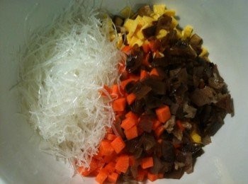 step15: (9) 取出一個大器皿，將步驟(2)的「黑木耳丁」、「紅蘿蔔丁」，步驟(3)的「粉絲段」，步驟(5)的「蛋皮碎」，及步驟(8)的「五香豆干丁」放入。