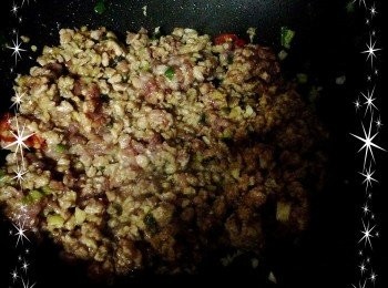 step5: 再把絞肉倒入鍋中,然後放入米酒,醬油,香油,砂糖,辣椒醬OR辣豆瓣醬拌炒.