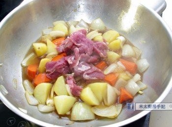 step7: 放入肉片兜勻，關鍋蓋以中小火煮8分鐘或至汁料收至一半份量。
