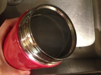 step2: 倒出浸泡的水，將米放入保温瓶，加入熱水蓋上蓋浸泡約2分鐘。(熱水加滿至杯口，蓋上後不溢出為準。）