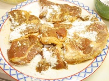 step2: 醃豬扒: (最少醃30分鐘)
生抽 1tsp
麻油 1tsp
酒 1tsp
生粉 1tsp
胡椒 1/2 tsp
糖 1/2 tsp
鹽 1/2 tsp


醃好後沾上麵粉