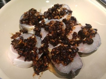 step2: 先將魚腐粒放底層再鋪上鱔和豉油街汁。