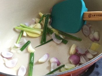 step2: 燒熱油鍋子，加熱，加入乾蔥頭、蒜頭、薑及香蔥爆香至香味突出