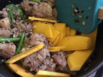 step5: 再加入南瓜片快炒至南瓜沾上醬汁，再加入水，盡量將南瓜鋪底部，關蓋中細火煮5-8分鐘，加少許糖及鹽即成，加上少許芫荽及蔥段鋪面