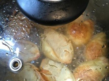 step7: 香茅甜檸汁再注入鍋內，加入薯豆蓉大蜆殼粉燘煮至收汁即可。