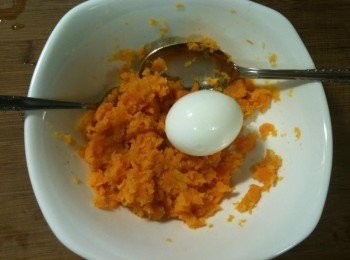 step4: 放入水煮蛋，用湯匙切碎，攪拌均勻。
