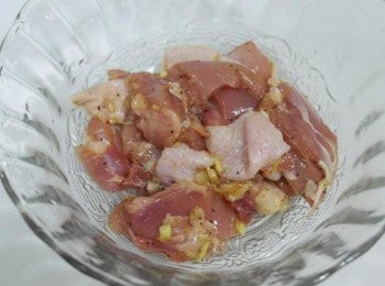 step1: 先把雞肉切成適當大小後加入<span class="group_3">醃料</span>抓一抓~~