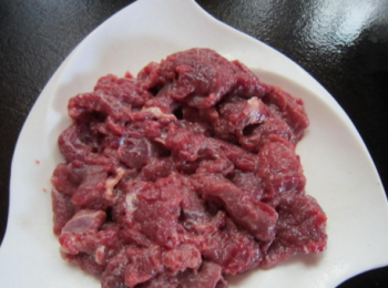 step1: 把牛肉切片加入適量油、白糖、胡椒粉、料酒和生粉，醃製10分鐘。