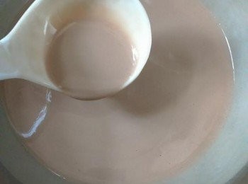 step6: 將粉漿過篩兩次， 靜置30分鐘