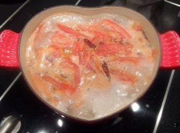 step4: 煮滾後,用湯勺撈除湯表面上的浮末雜質。