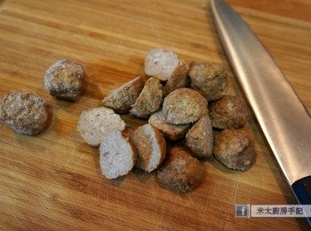 step1: 肉丸開邊，洋蔥和蒜頭切碎，蘑菇和翠玉瓜切薄片。