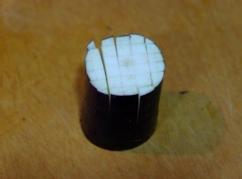 step2: 茄子洗淨去蒂，切成長粗段，每條5cm長。在茄子上切格仔紋，不要切到底，留1cm底部不要切斷。