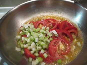 step3: 熱鍋後，先放入蒜頭炒香，在緊接放入番茄翻炒1分鐘，倒入白酒半杯淹過番茄，煮滾後蓋上鍋蓋中火燜煮7分鐘。放入西洋芹小丁，小火悶煮5分鐘，放鹽調味拌勻。