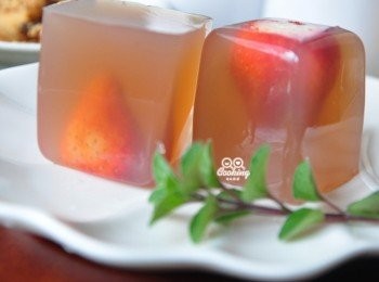 step6: 取出果凍只要將邊緣果凍輕輕往內撥，然後倒扣即可倒出美美的果凍囉!