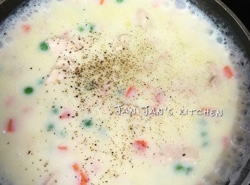 step3: 倒入牛奶慢火煮，稍為調味，煮至汁杰至喜歡程度，再倒入之前步驟1的雞肉雜豆連汁，此時不要再煮太久，只搞勻及淋於飯上即可。
提醒汁放涼了再杰一點，所以之前不用煮得太杰。