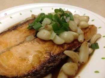 step3: 熗入醬油、米酒、糖（味醂）加入水慢燒入味，擺上蔥末