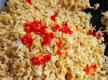 step6: 下蒜蓉、紅蔥蓉及指天椒拌炒。