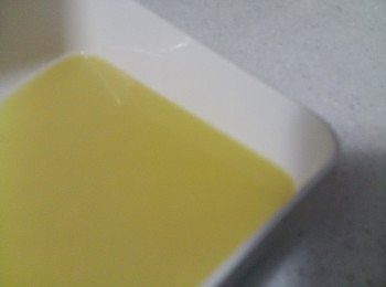 step3: 再分數次放少量薑粒入攪拌機, 攪打變成薑蓉, 重覆步驟至所有薑粒攪打成蓉, 及壓出所需薑汁份量