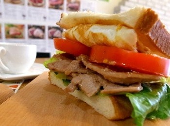 step4: 一片吐司依序放上羅曼心+豬菲力肉排+番茄+吐司，再切半即可。