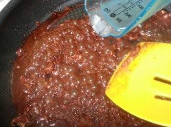 step14: 再加入食用開水煮至冰糖溶解成汁料後熄火待涼