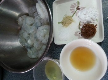 step4: 用醃蝦料醃30分鐘待入味