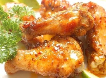 step9: 外皮酥脆加上酸辣醬及檸檬汁的提味,雞翅一點都不膩口喔!