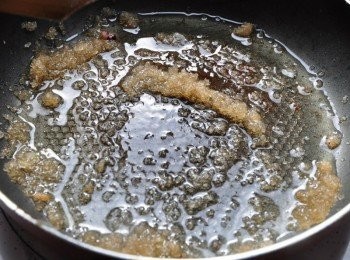 step4: 另外用3大匙油熱鍋後，加入砂糖煸一下，讓砂糖香氣煸出