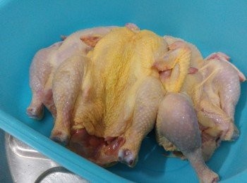 step1: 春雞徹底解凍後，雞腔要請理得超乾淨，一點血塊都不可留，洗淨， 抹乾備用。