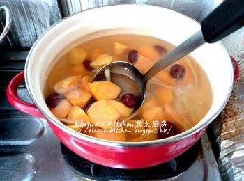 step4: 蓋上蓋煮10分鐘後再加入蕃薯拌勻煮滾 , 再蓋上蓋轉慢火煮15分鐘