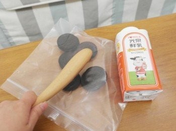 step2: 將oreo巧克力餅乾放入夾鏈袋中~用木棍或棒子敲碎它們!!!取一小部分出來之後要擺在上頭的^^
