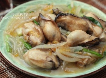 step4: 至生蠔熟，加入葱段及柚子蜜拌勻即成。