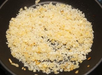 step2: 起油鍋並將由洋蔥下鍋炒香後，將米倒入鍋中拌炒，炒至米呈現半透明狀。
