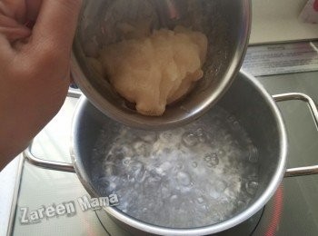 step2: 另一方面煲滾600毫升水，加入拌勻的魚膠糕狀